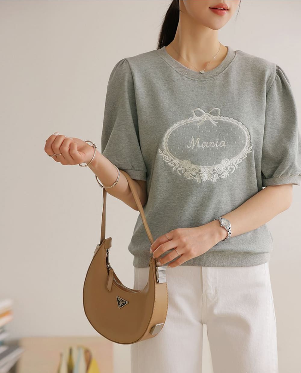 泡泡袖蕾絲刺繡上衣