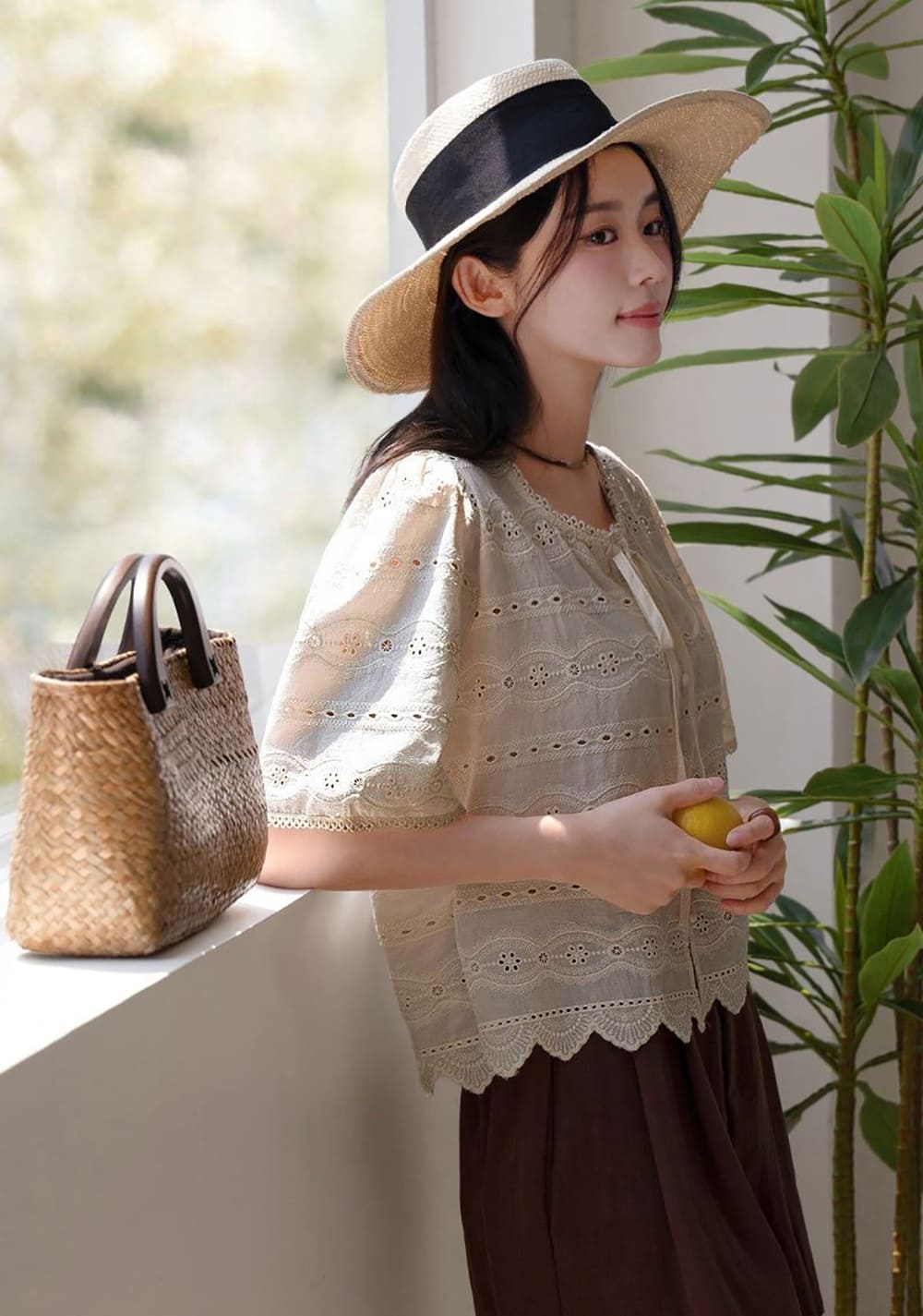 鏤空刺繡綁帶圓領襯衫
