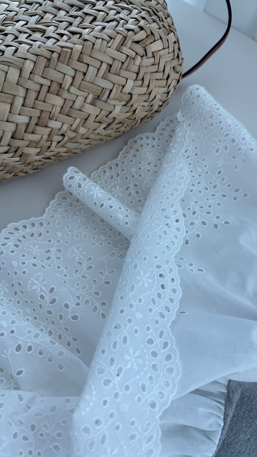 刺繡蕾絲下擺拼接上衣
