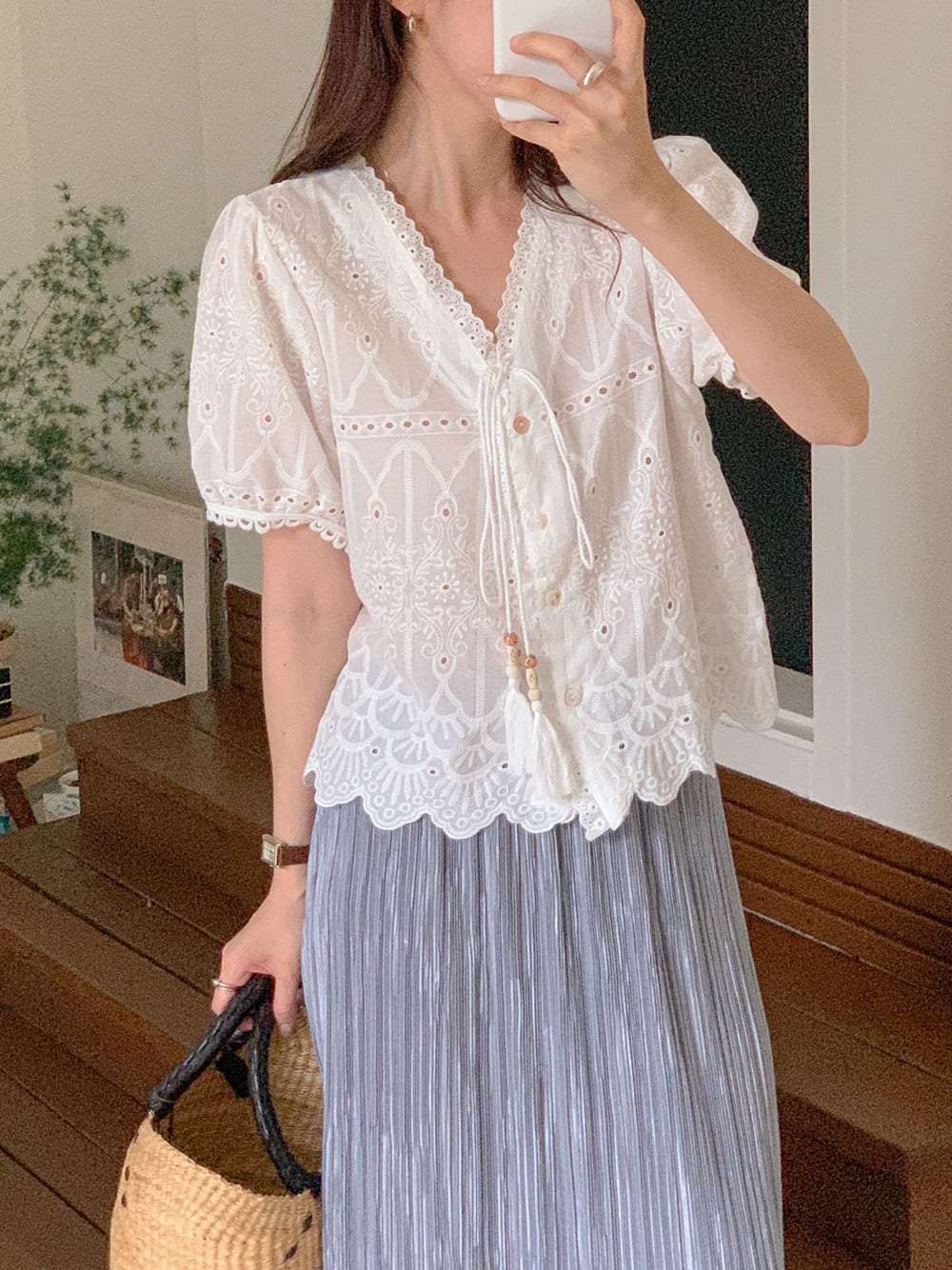 鏤空刺繡V領綁帶襯衫