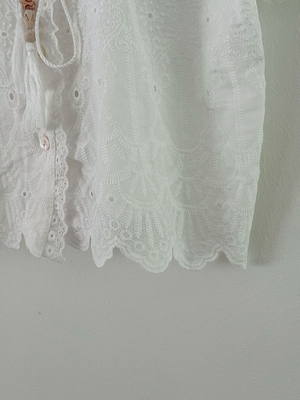 鏤空刺繡V領綁帶襯衫