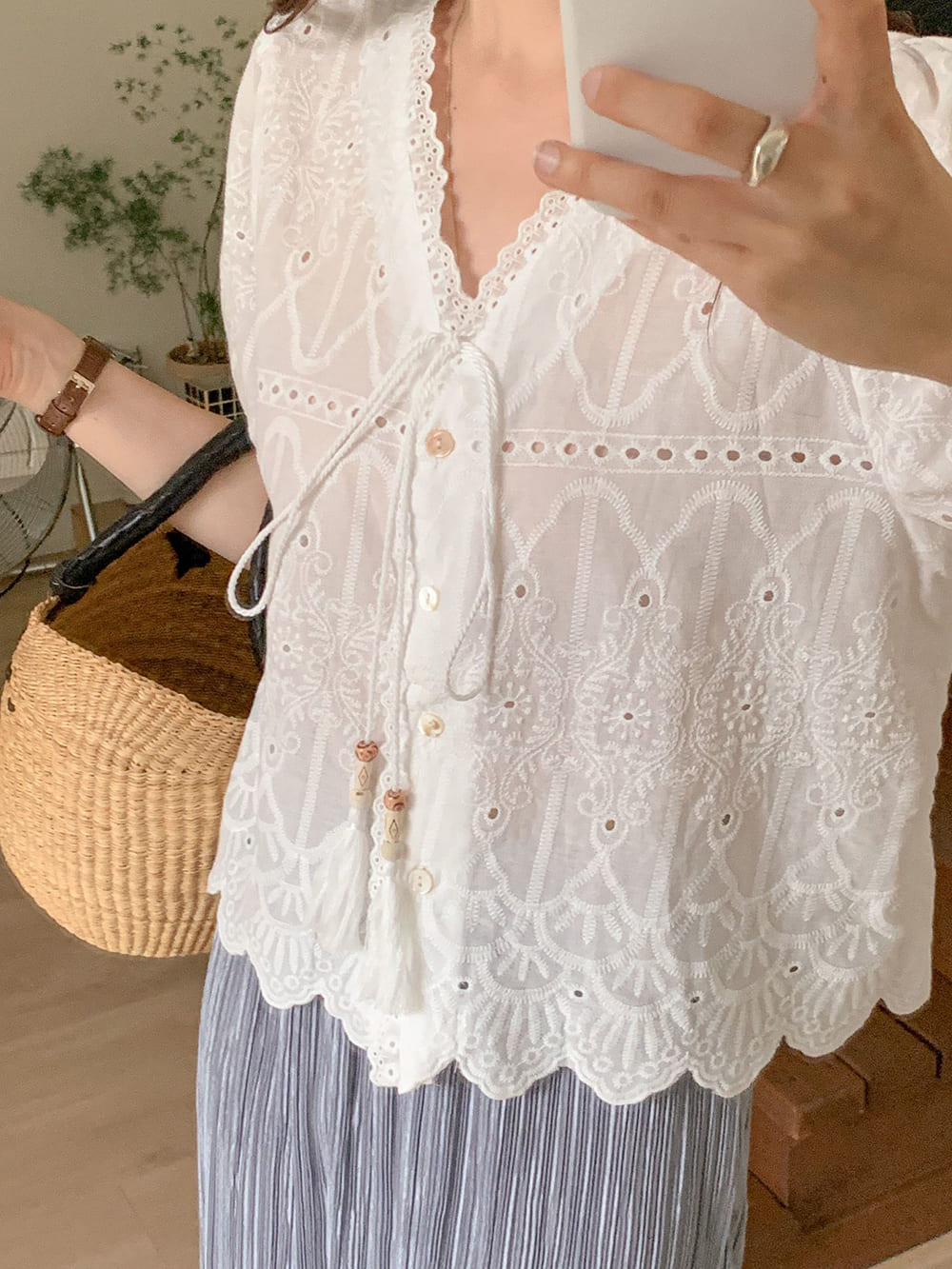 鏤空刺繡V領綁帶襯衫