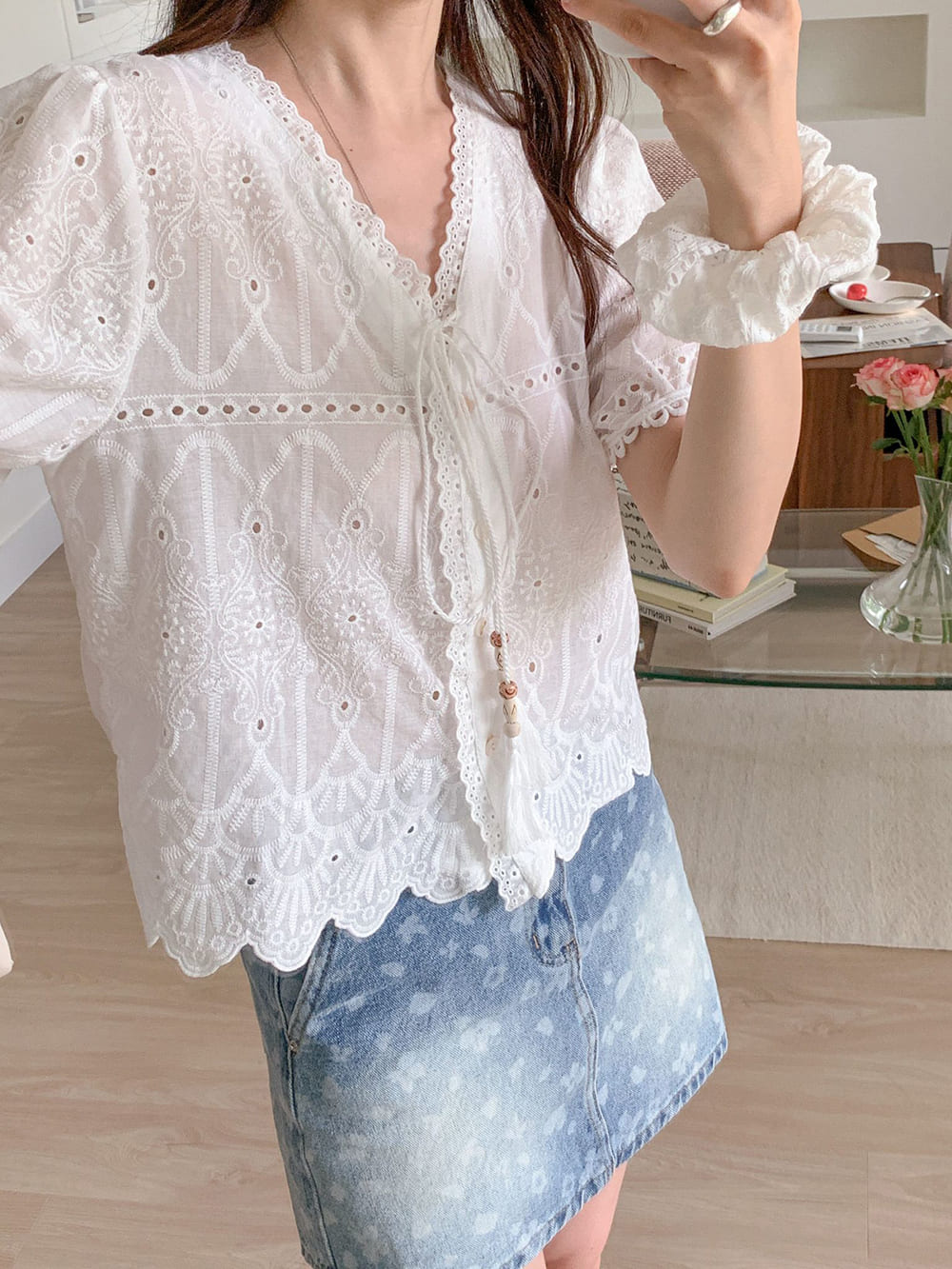 鏤空刺繡V領綁帶襯衫
