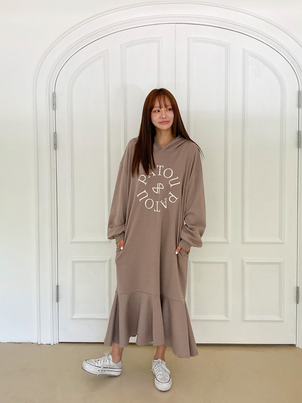 英字刺繡連帽長洋裝