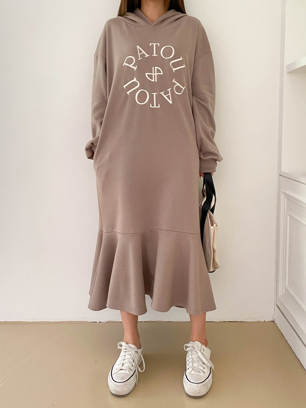 英字刺繡連帽長洋裝