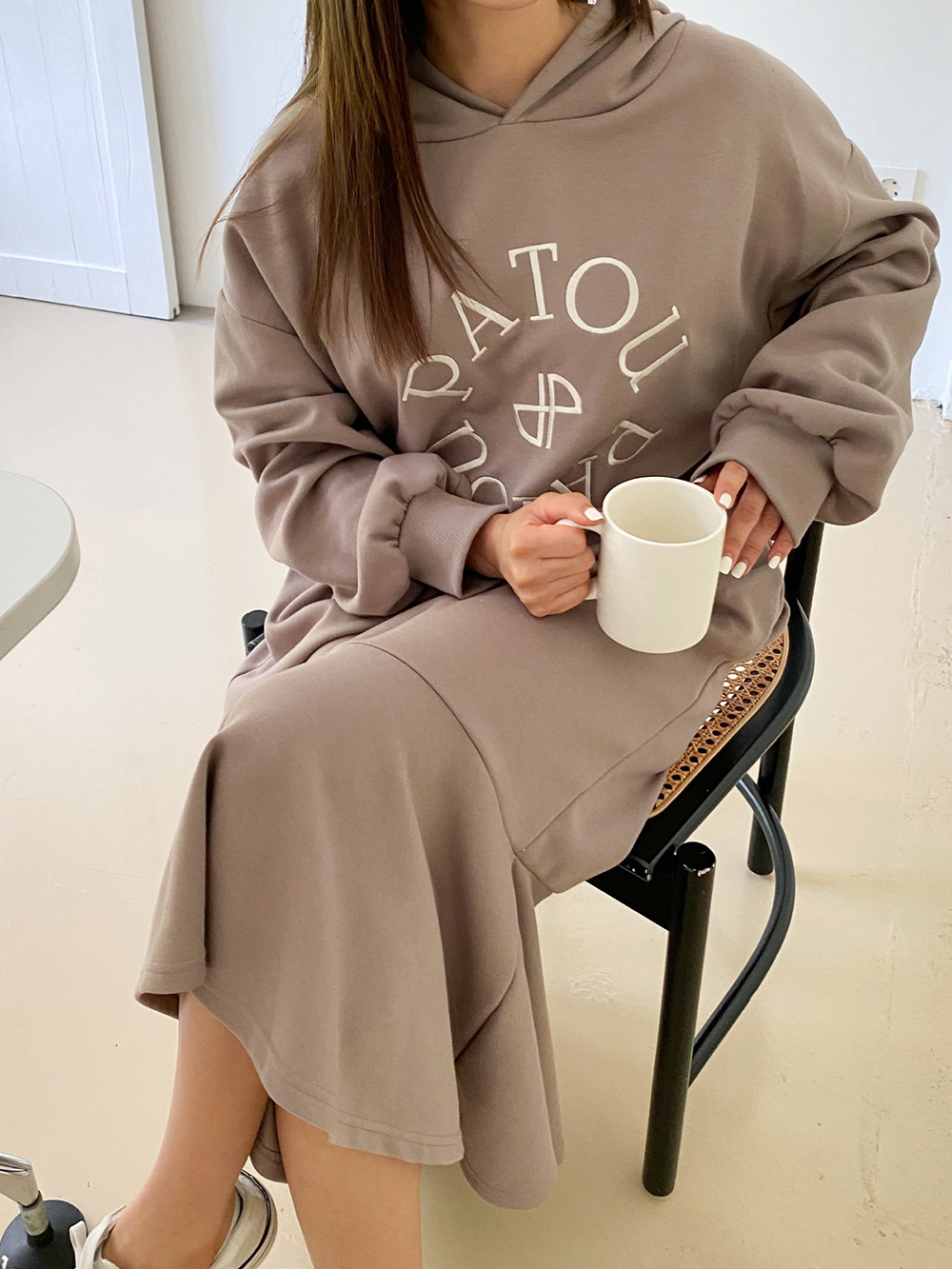 英字刺繡連帽長洋裝