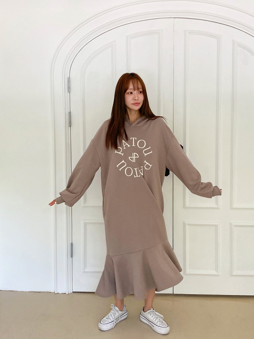 英字刺繡連帽長洋裝