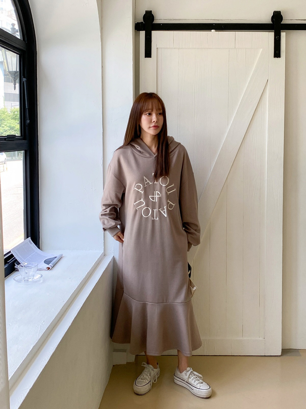 英字刺繡連帽長洋裝