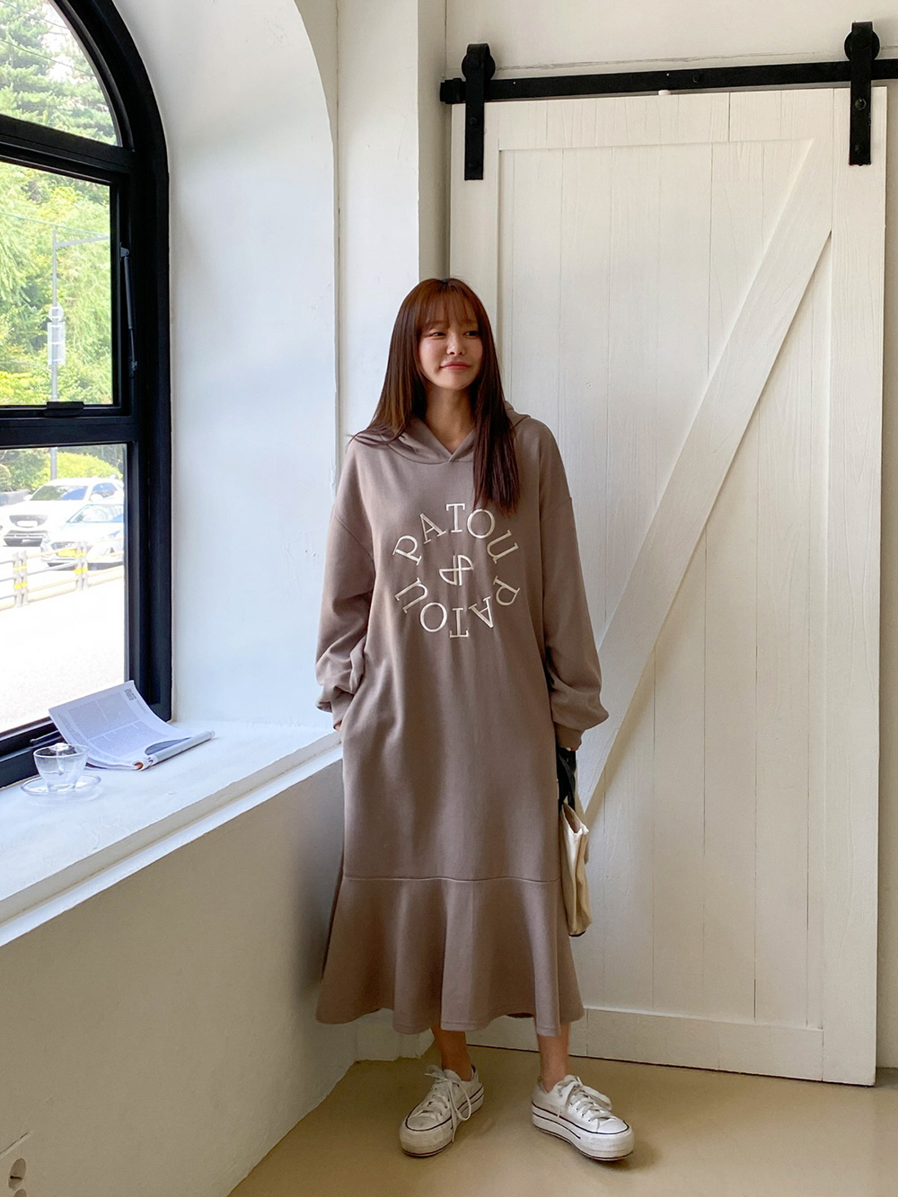 英字刺繡連帽長洋裝