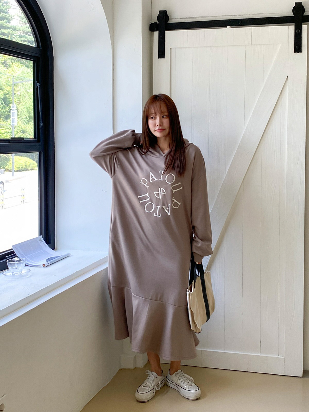 英字刺繡連帽長洋裝