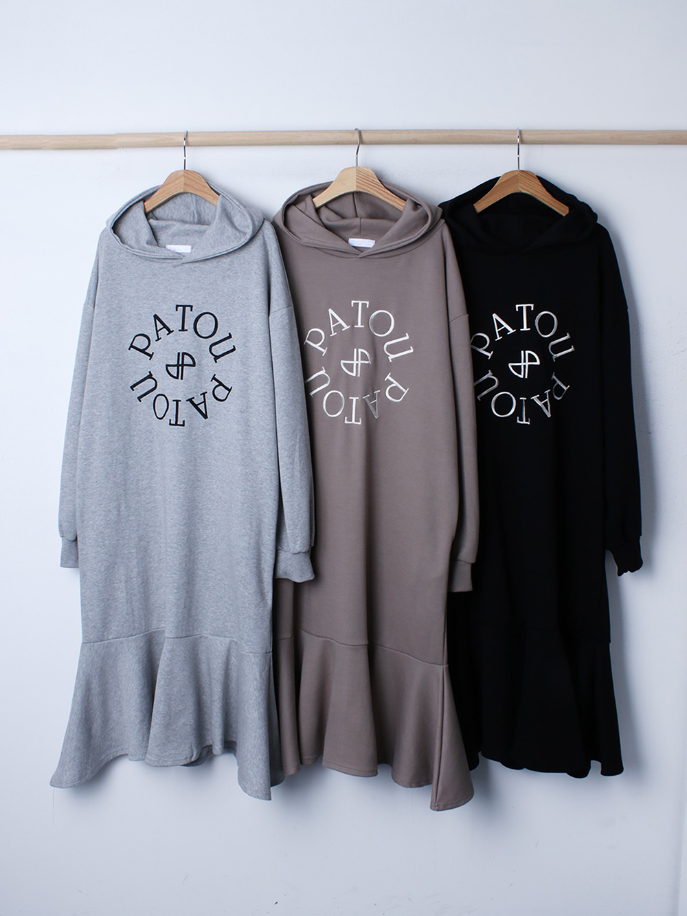 英字刺繡連帽長洋裝