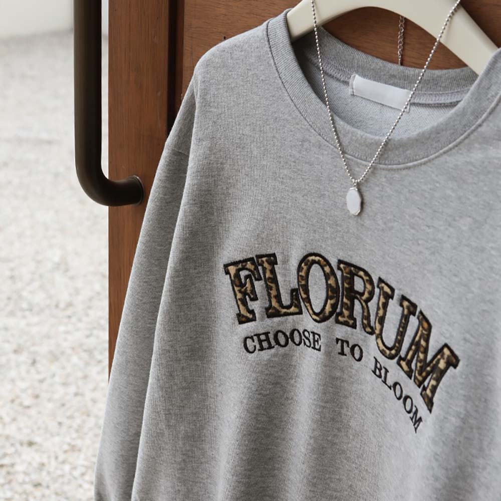 寬鬆豹紋字母刺繡上衣