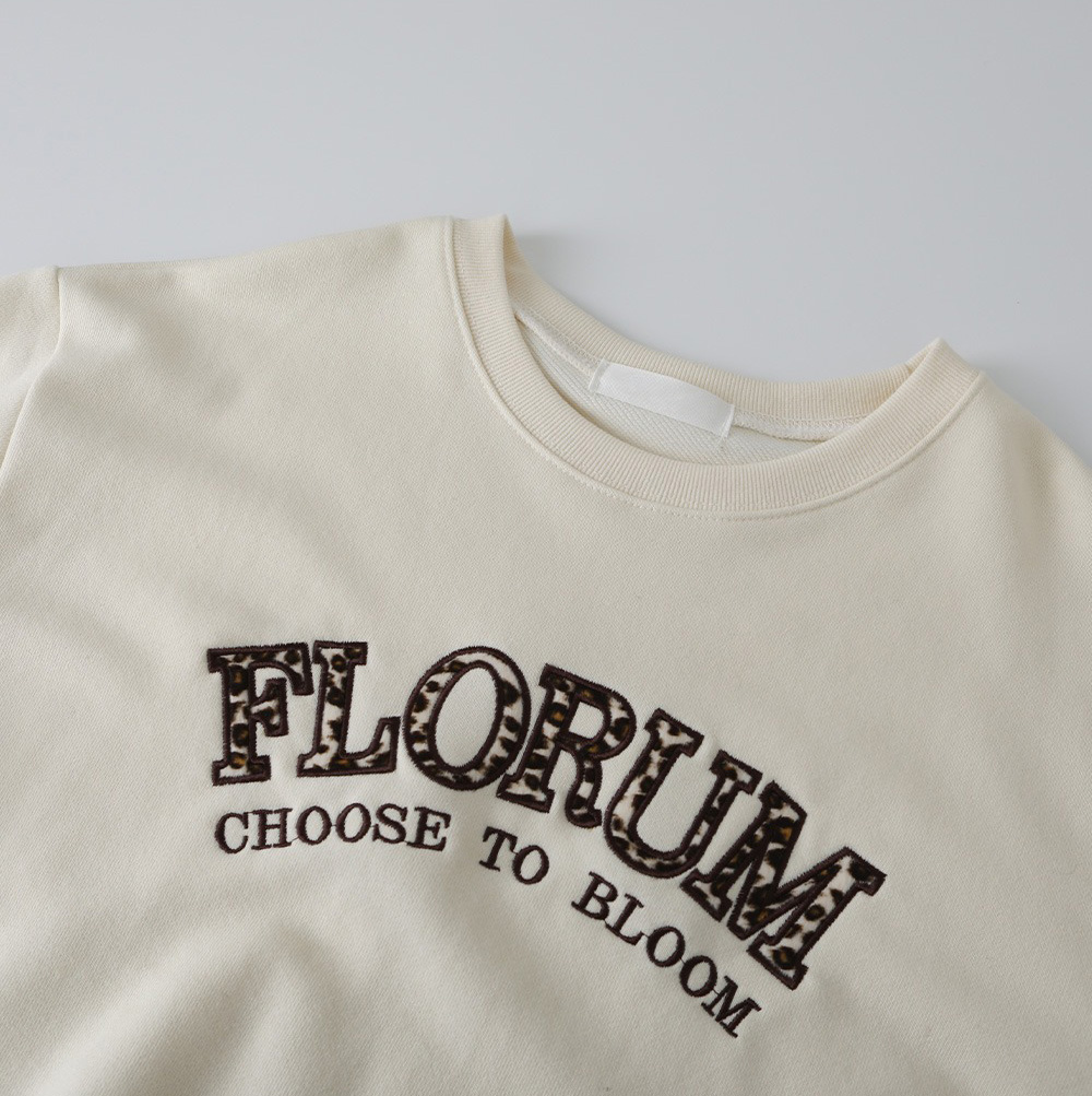 寬鬆豹紋字母刺繡上衣