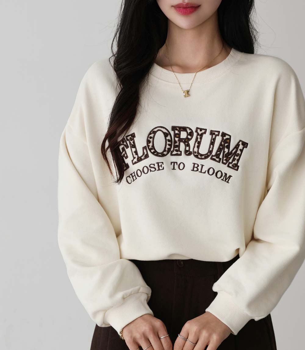 寬鬆豹紋字母刺繡上衣