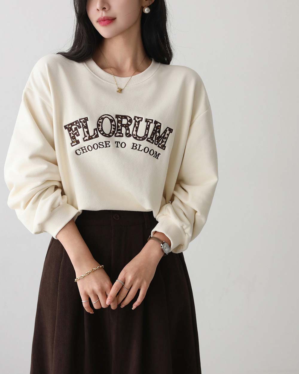 寬鬆豹紋字母刺繡上衣