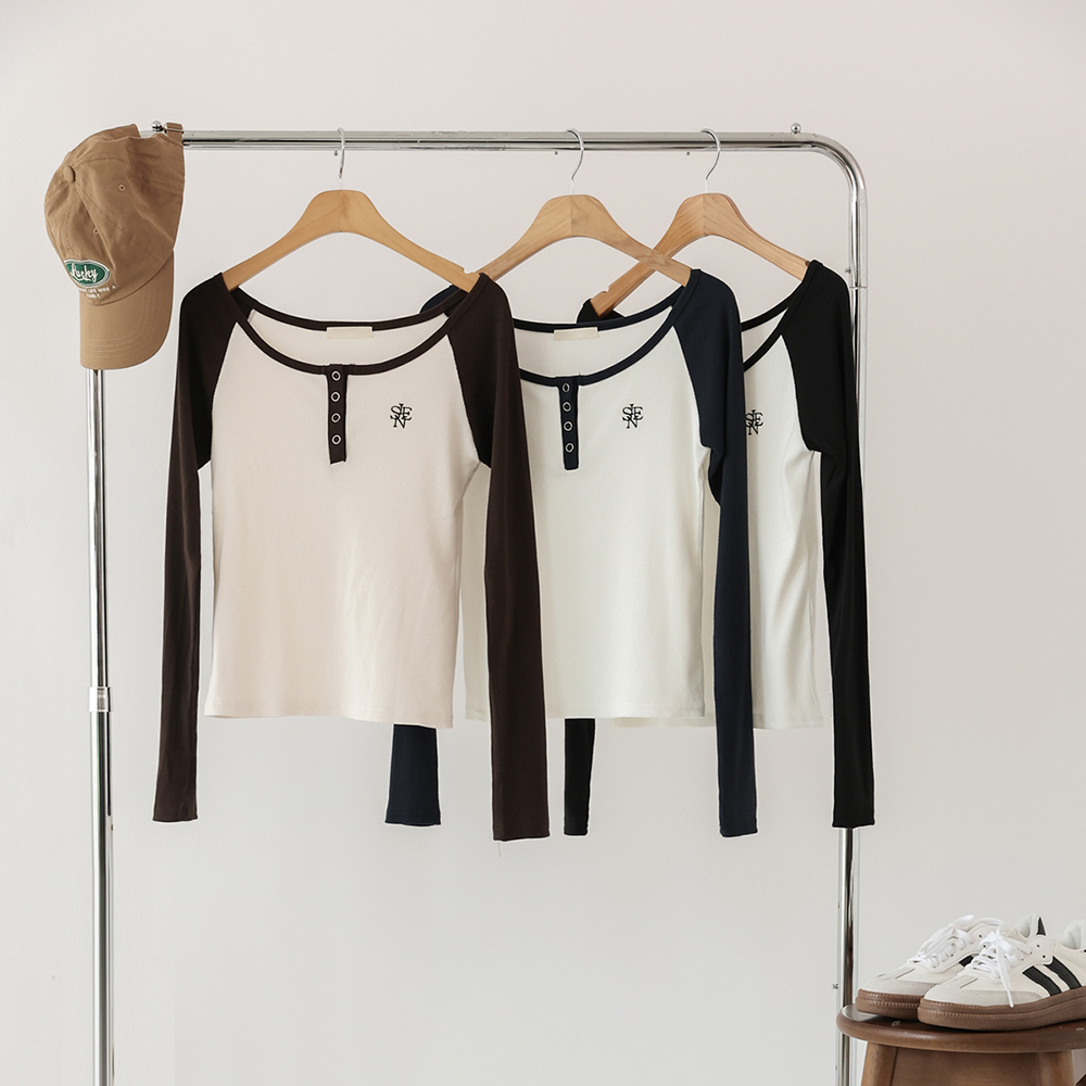 英字刺繡圓領撞色上衣,KOREA,351081,英字刺繡圓領撞色上衣,領500,999免運