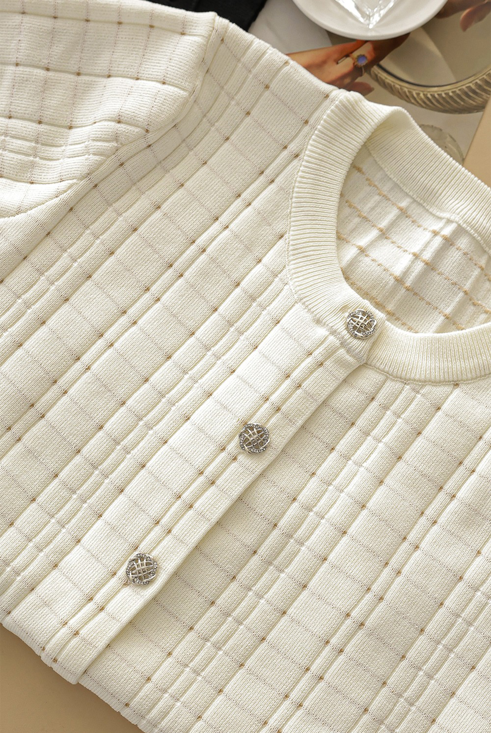 優雅銀釦壓紋針織上衣,KOREA,360633,優雅銀釦壓紋針織上衣,領500,999免運