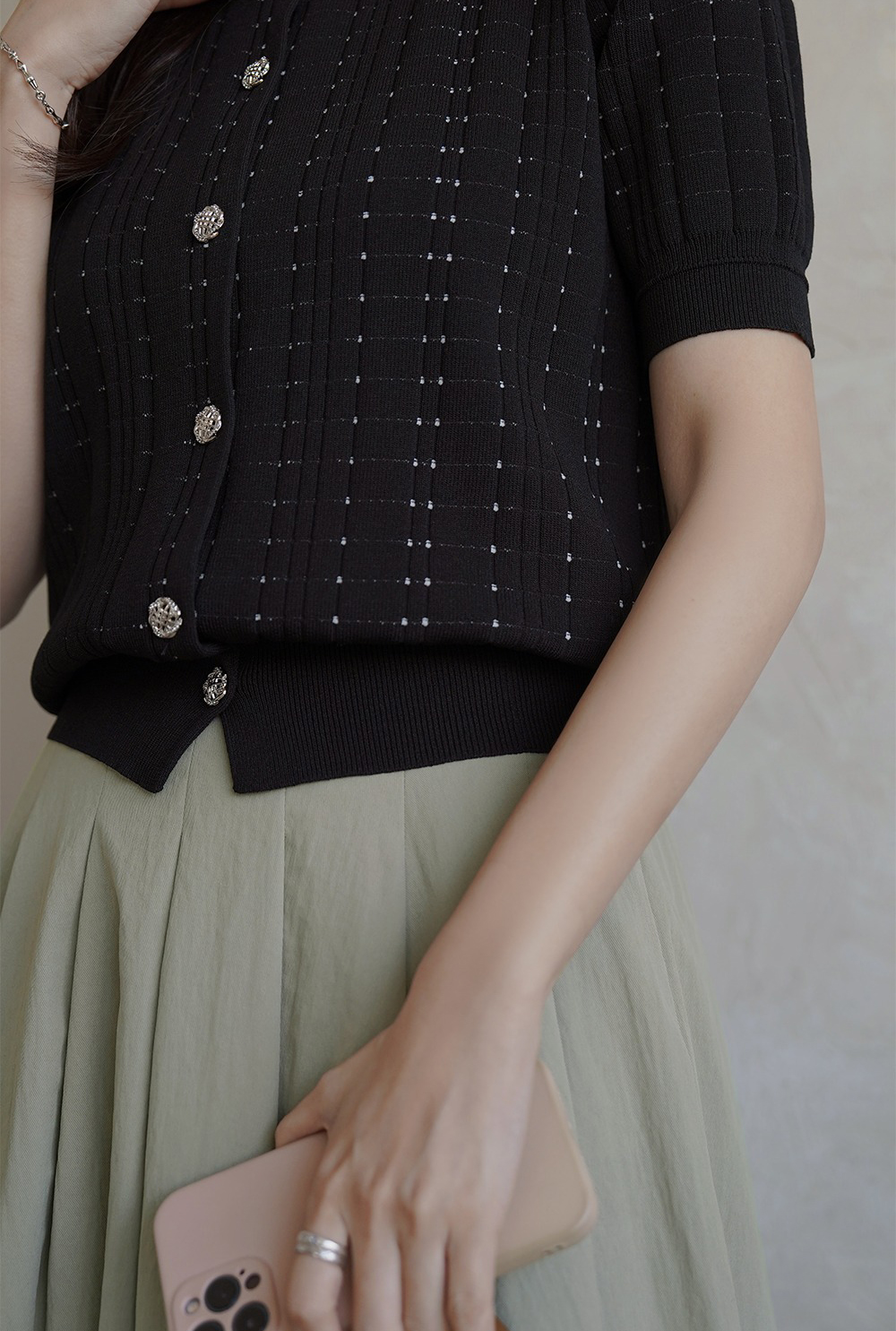 優雅銀釦壓紋針織上衣,KOREA,360633,優雅銀釦壓紋針織上衣,領500,999免運