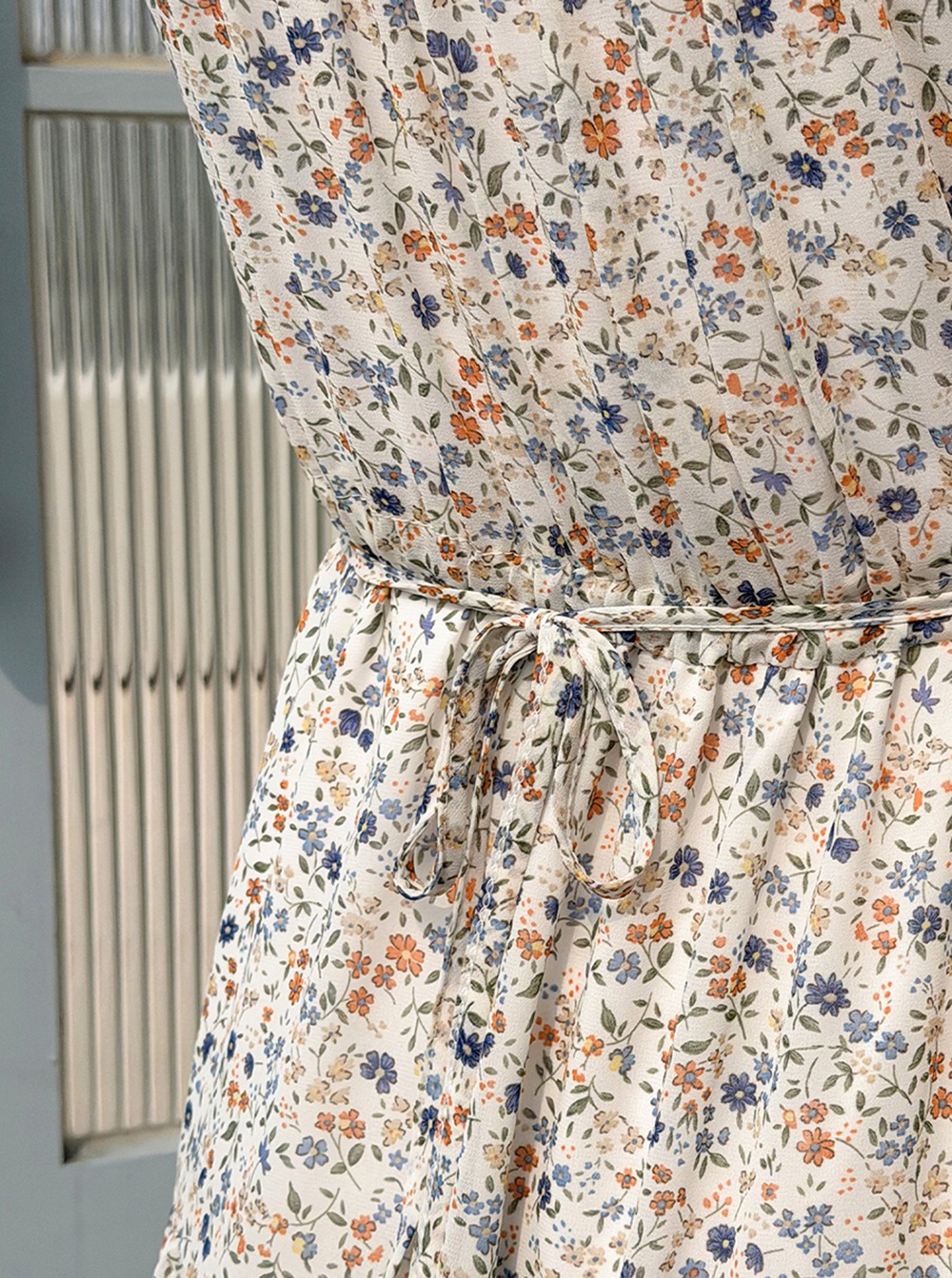 V領碎花飄逸雪紡洋裝,KOREA,361584,V領碎花飄逸雪紡洋裝,領500,999免運