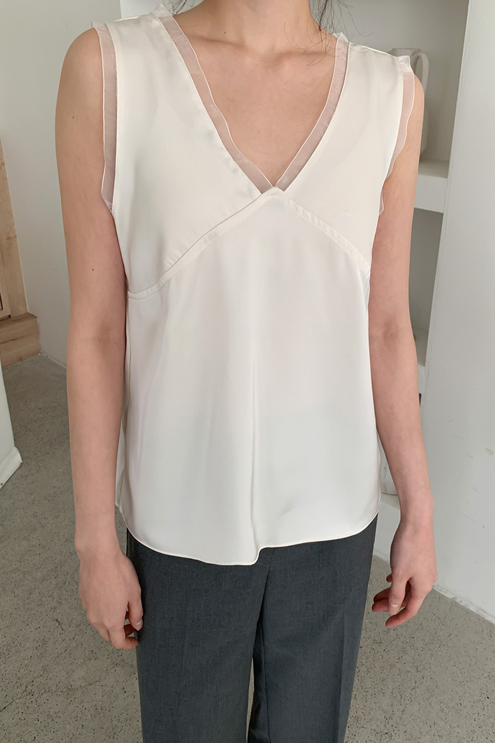 緞面蕾絲拼接V領背心,KOREA,363644,緞面蕾絲拼接V領背心,領500,999免運