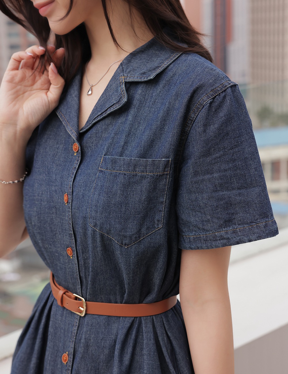 精緻翻領開衩牛仔洋裝,KOREA,365104,精緻翻領開衩牛仔洋裝,周新品優惠,NEWARRIVAL