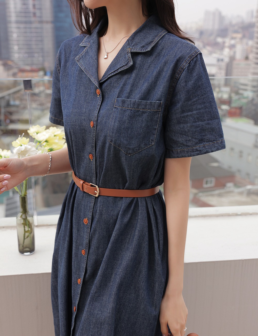 精緻翻領開衩牛仔洋裝,KOREA,365104,精緻翻領開衩牛仔洋裝,周新品優惠,NEWARRIVAL