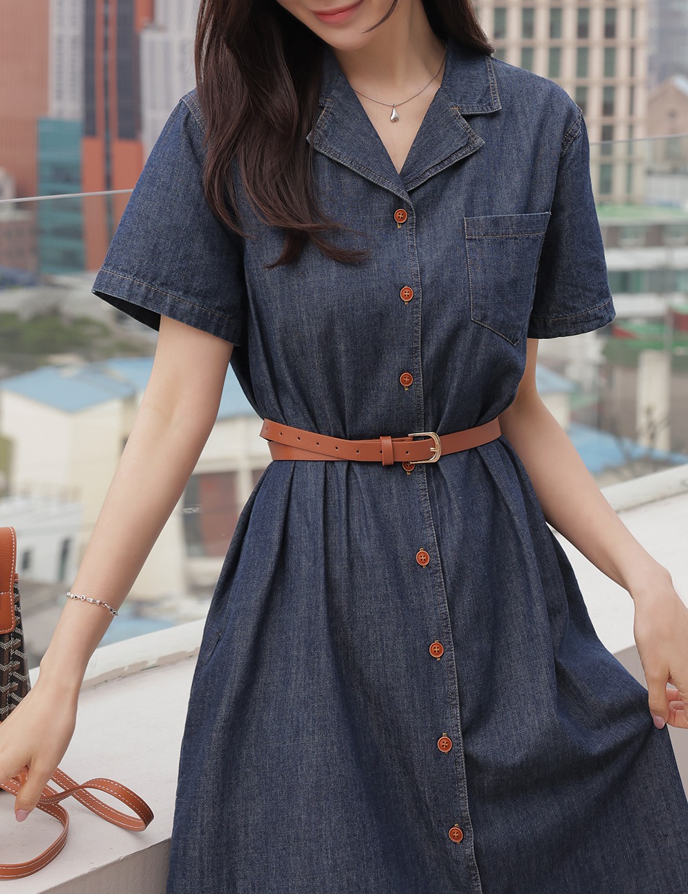 精緻翻領開衩牛仔洋裝,KOREA,365104,精緻翻領開衩牛仔洋裝,周新品優惠,NEWARRIVAL