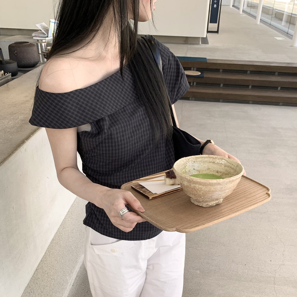 格紋微性感斜肩上衣