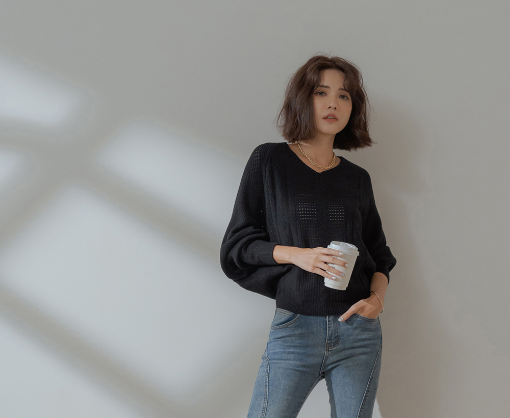 經典鏤空V領燈籠袖針織上衣