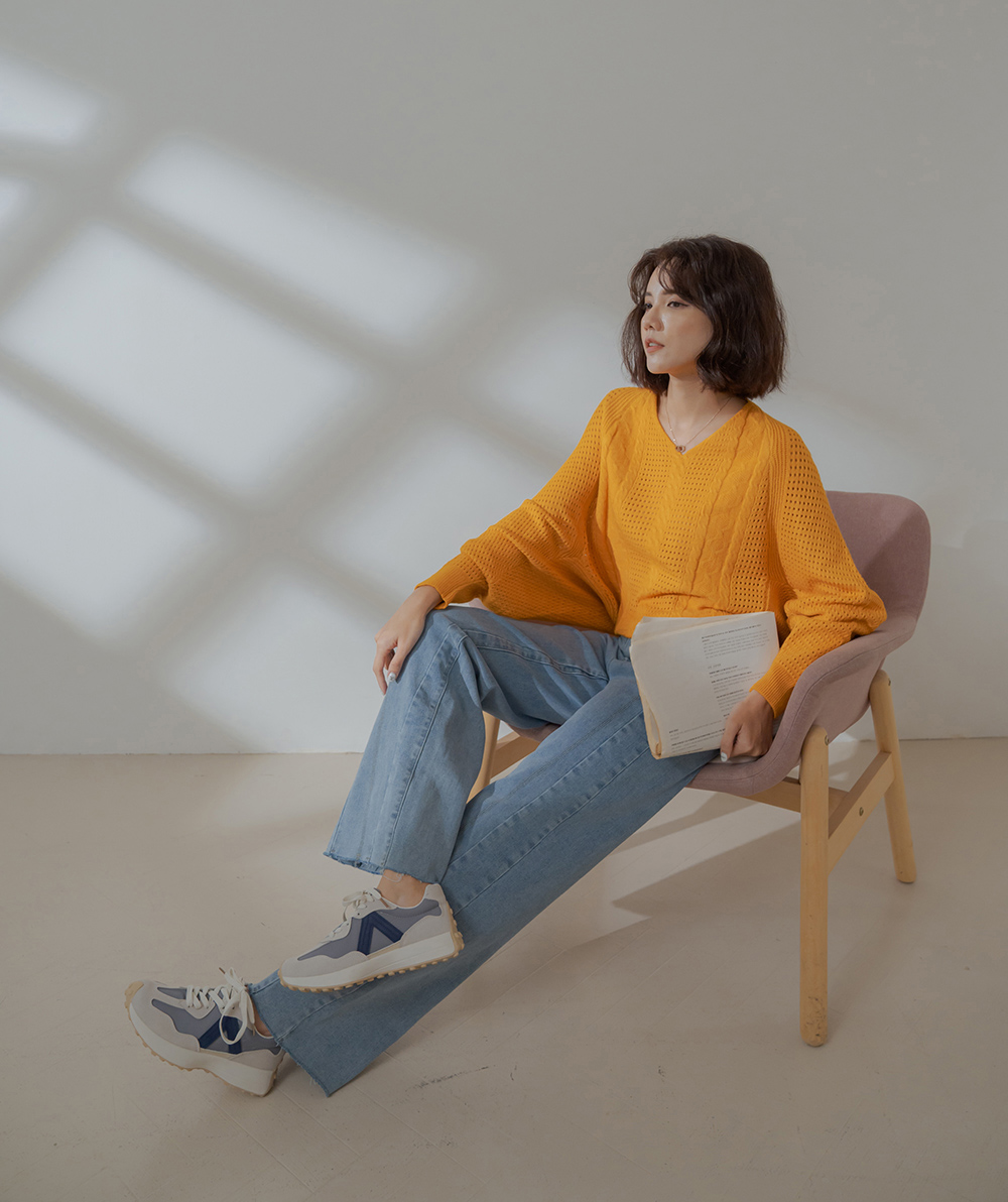 經典鏤空V領燈籠袖針織上衣