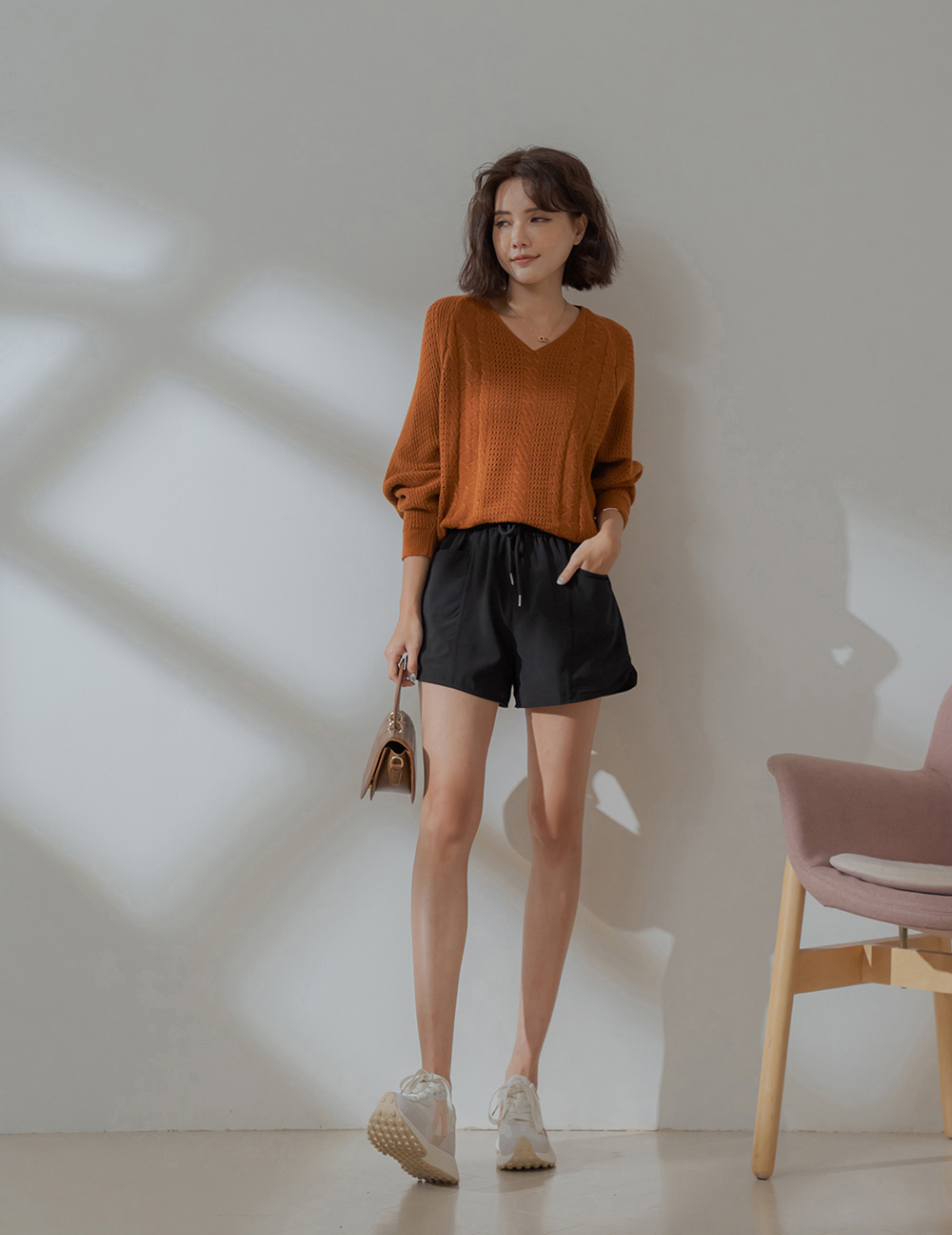 經典鏤空V領燈籠袖針織上衣