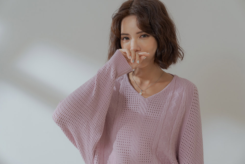 經典鏤空V領燈籠袖針織上衣