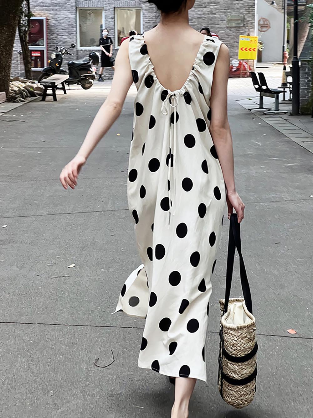 U背抽繩大波點無袖洋裝,婉約,綁帶,美背,開衩,甜美