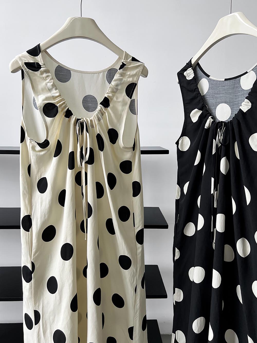 U背抽繩大波點無袖洋裝,婉約,綁帶,美背,開衩,甜美