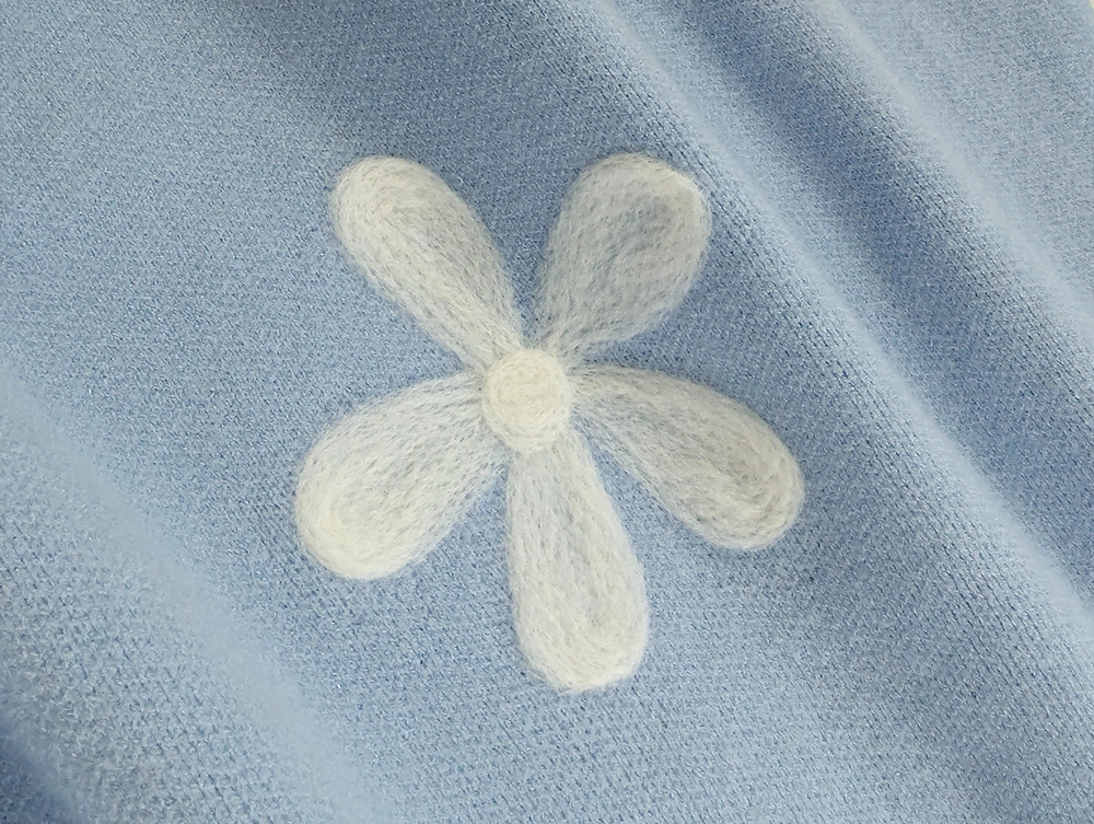 刺繡小花朵多色針織上衣