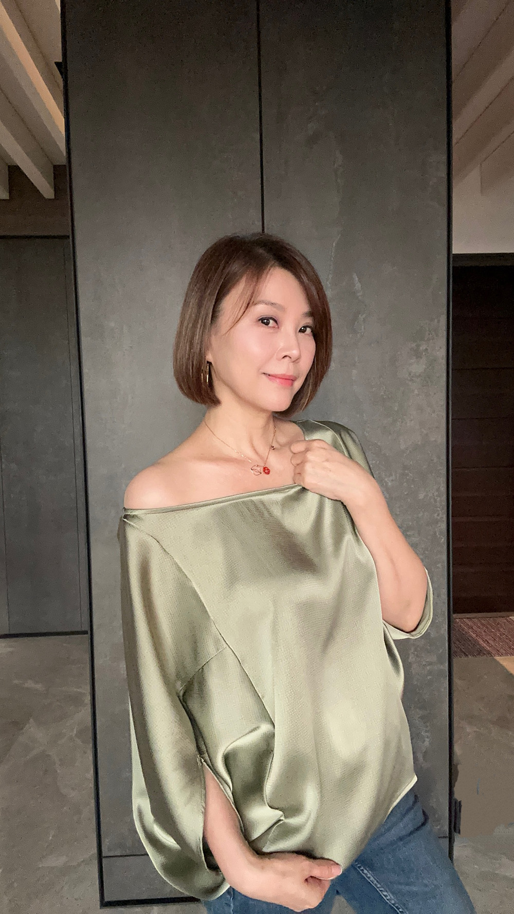 【方馨聯名款】緞面感立體壓紋蝙蝠袖上衣