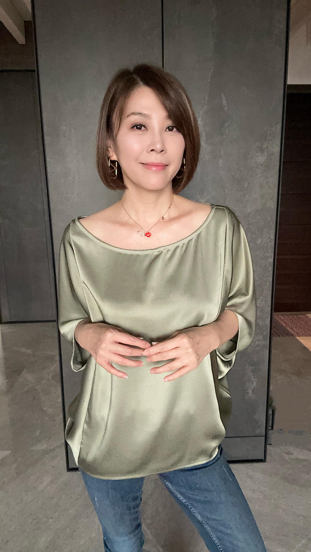 【方馨聯名款】緞面感立體壓紋蝙蝠袖上衣