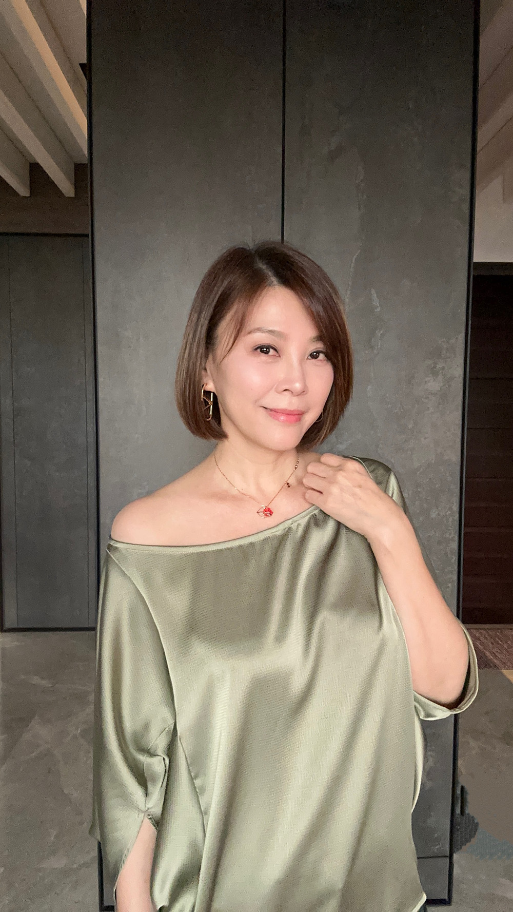 【方馨聯名款】緞面感立體壓紋蝙蝠袖上衣
