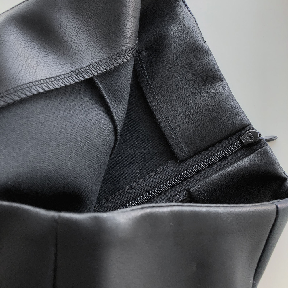 個性帥氣後拉鍊皮革短褲