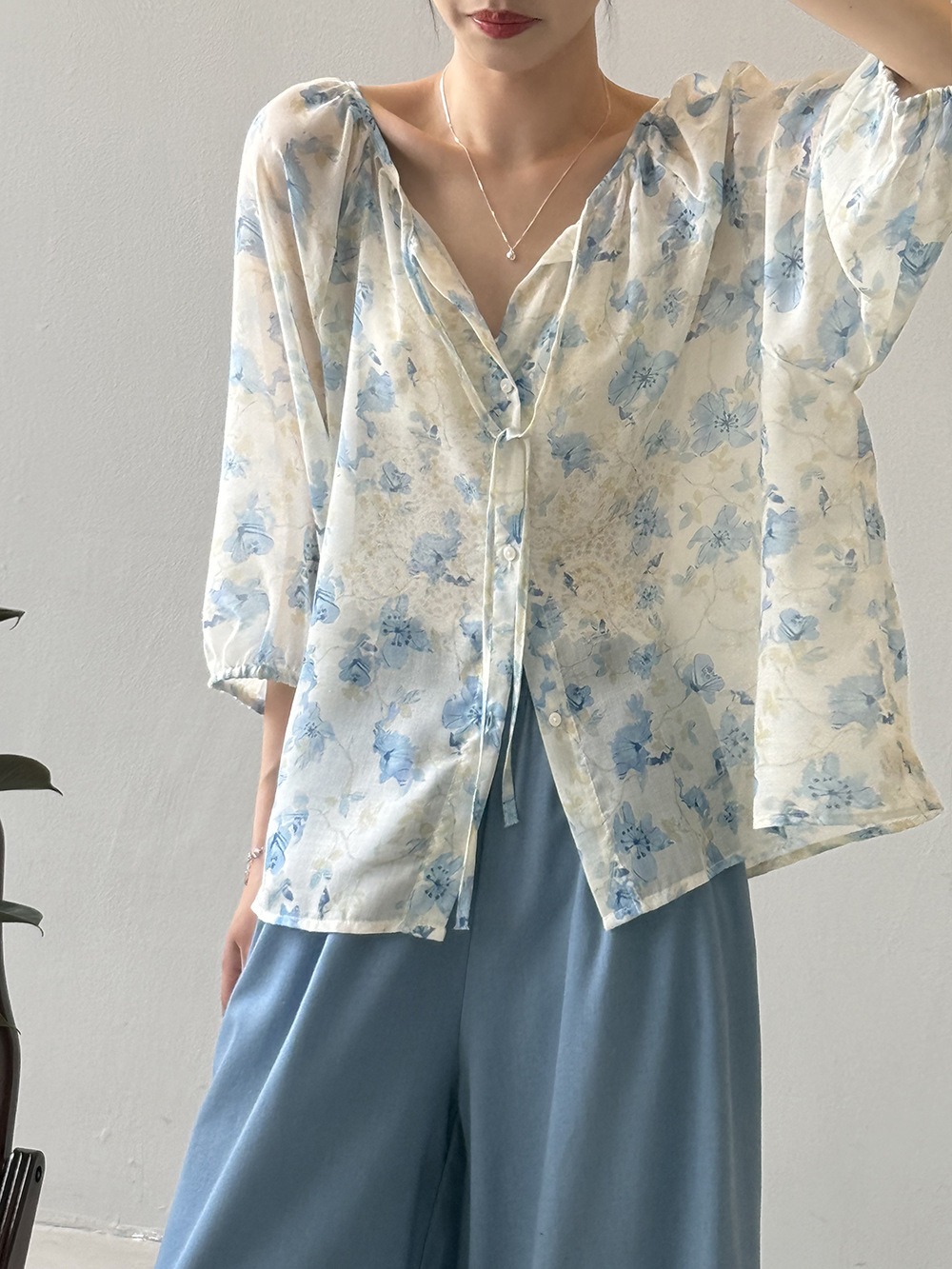 V領綁帶碎花襯衫