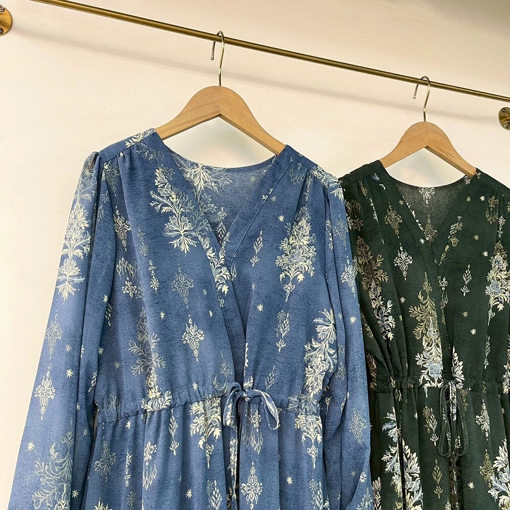 優雅V領抽繩印花洋裝