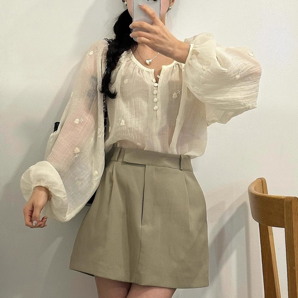 不完美-花朵刺繡圓領透膚襯衫