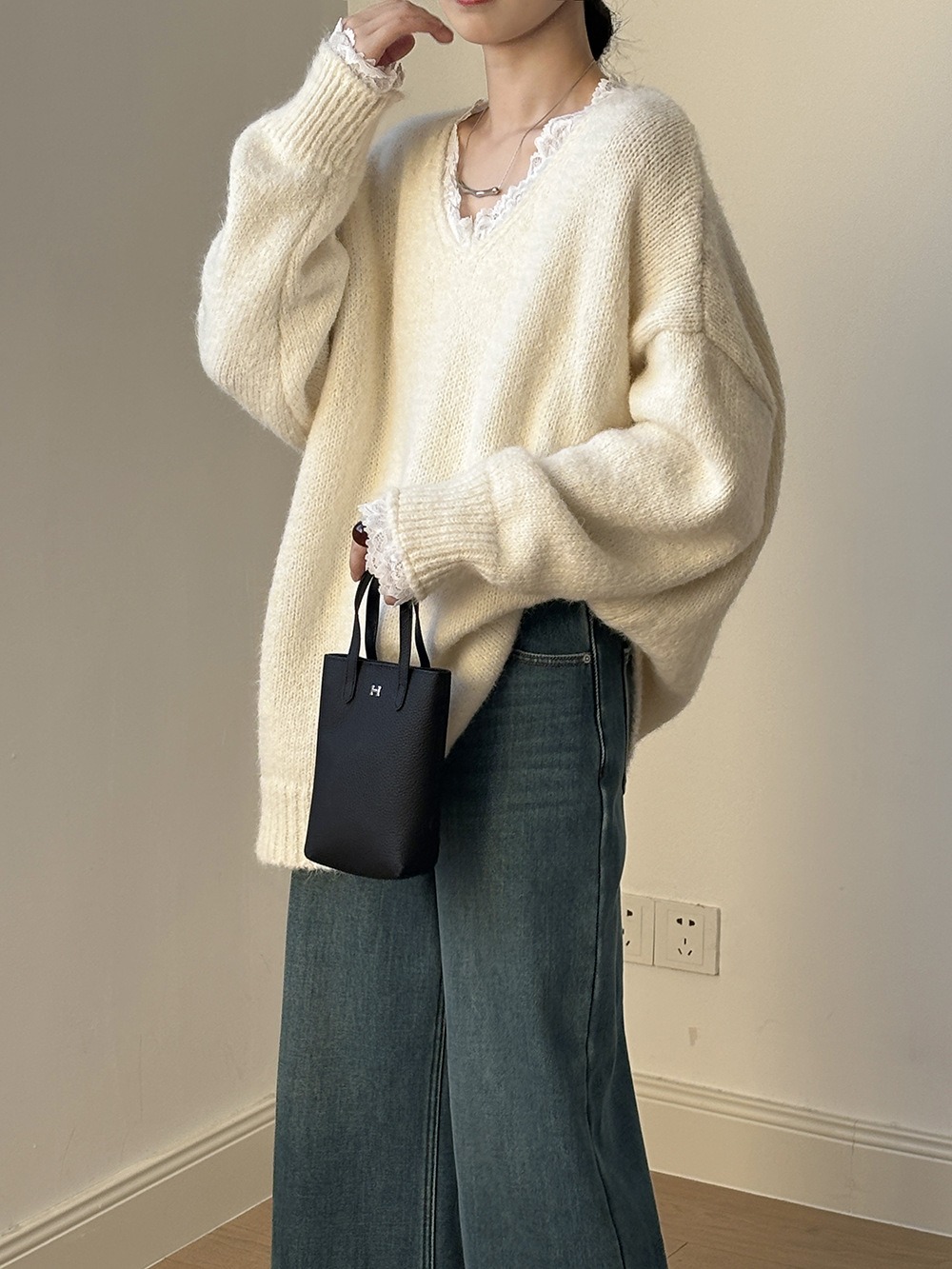 蕾絲花邊V領針織毛衣