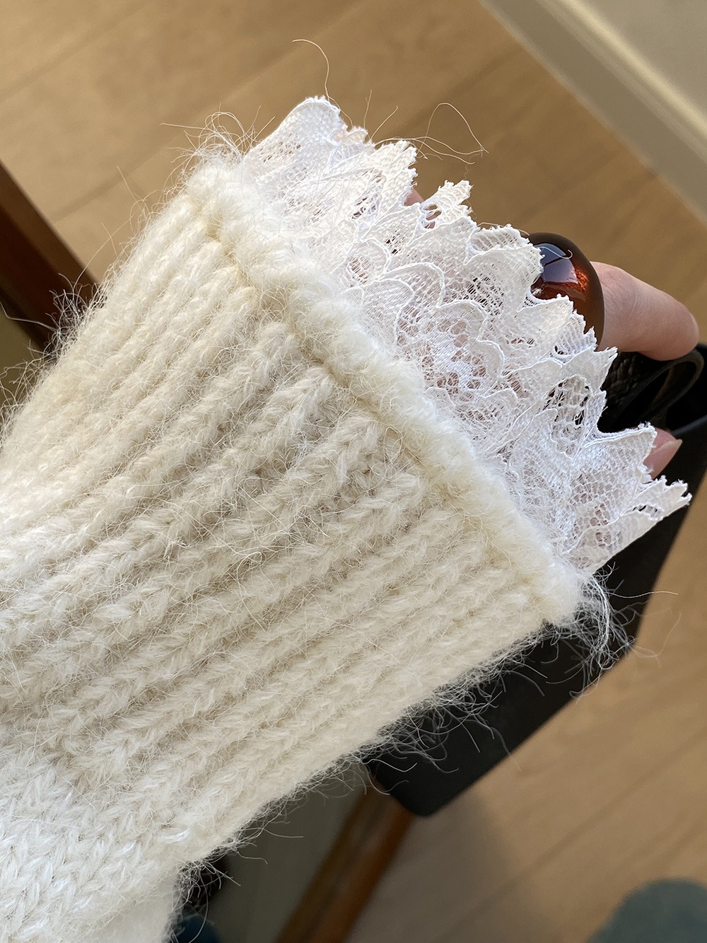 蕾絲花邊V領針織毛衣