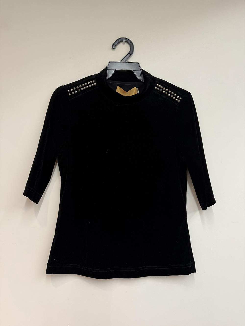 黑絲絨鉚釘五分袖上衣