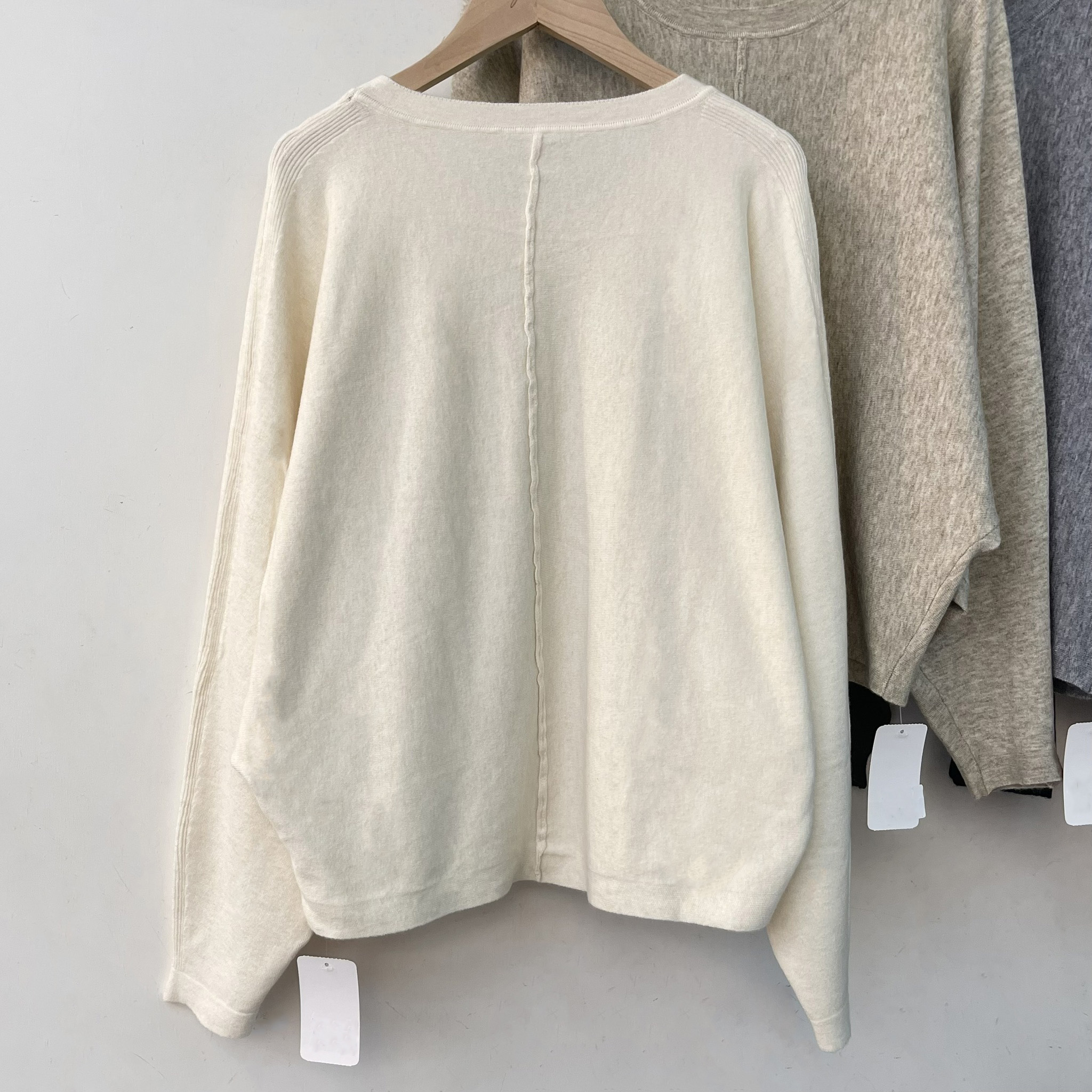 落肩設計蝙蝠袖針織衫