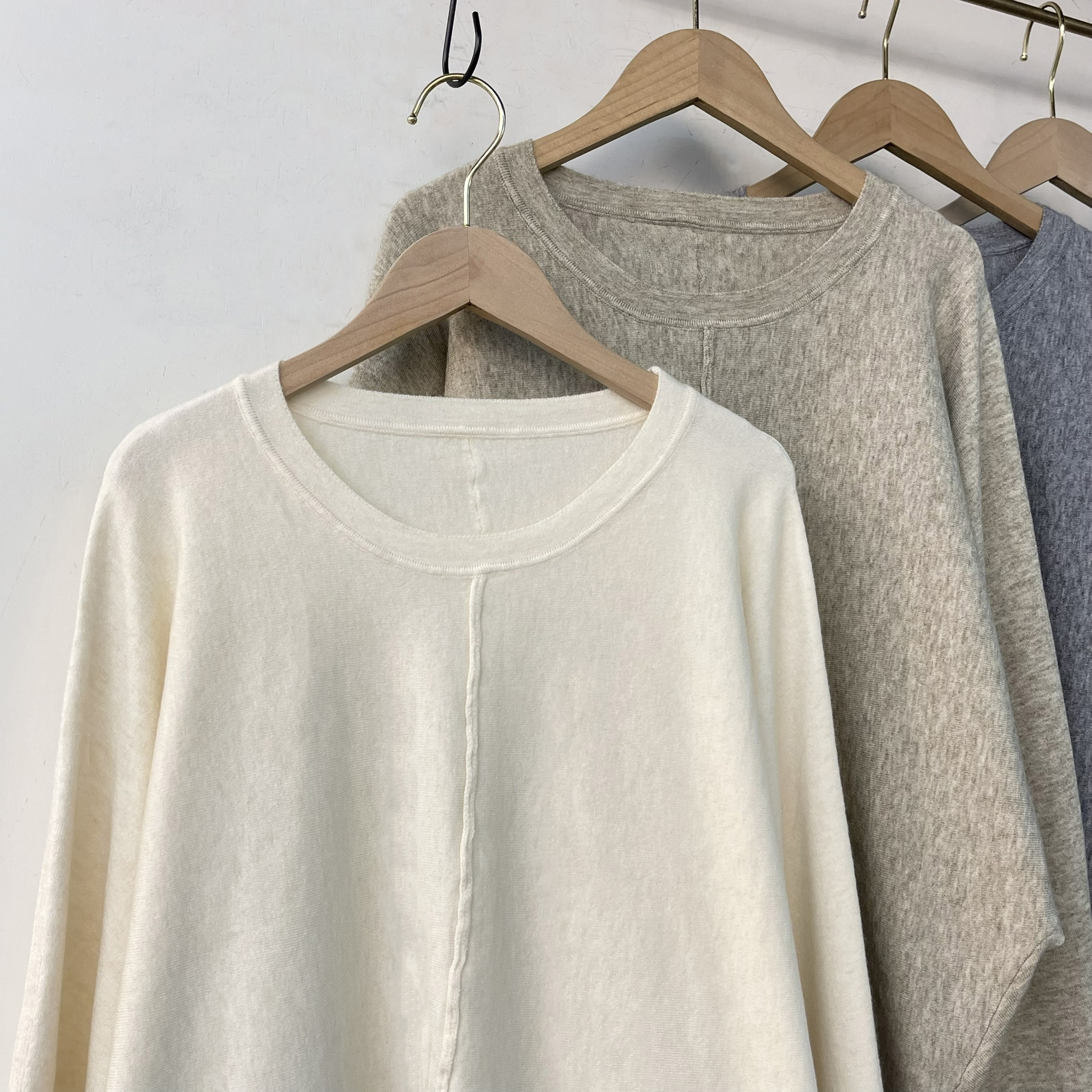 落肩設計蝙蝠袖針織衫