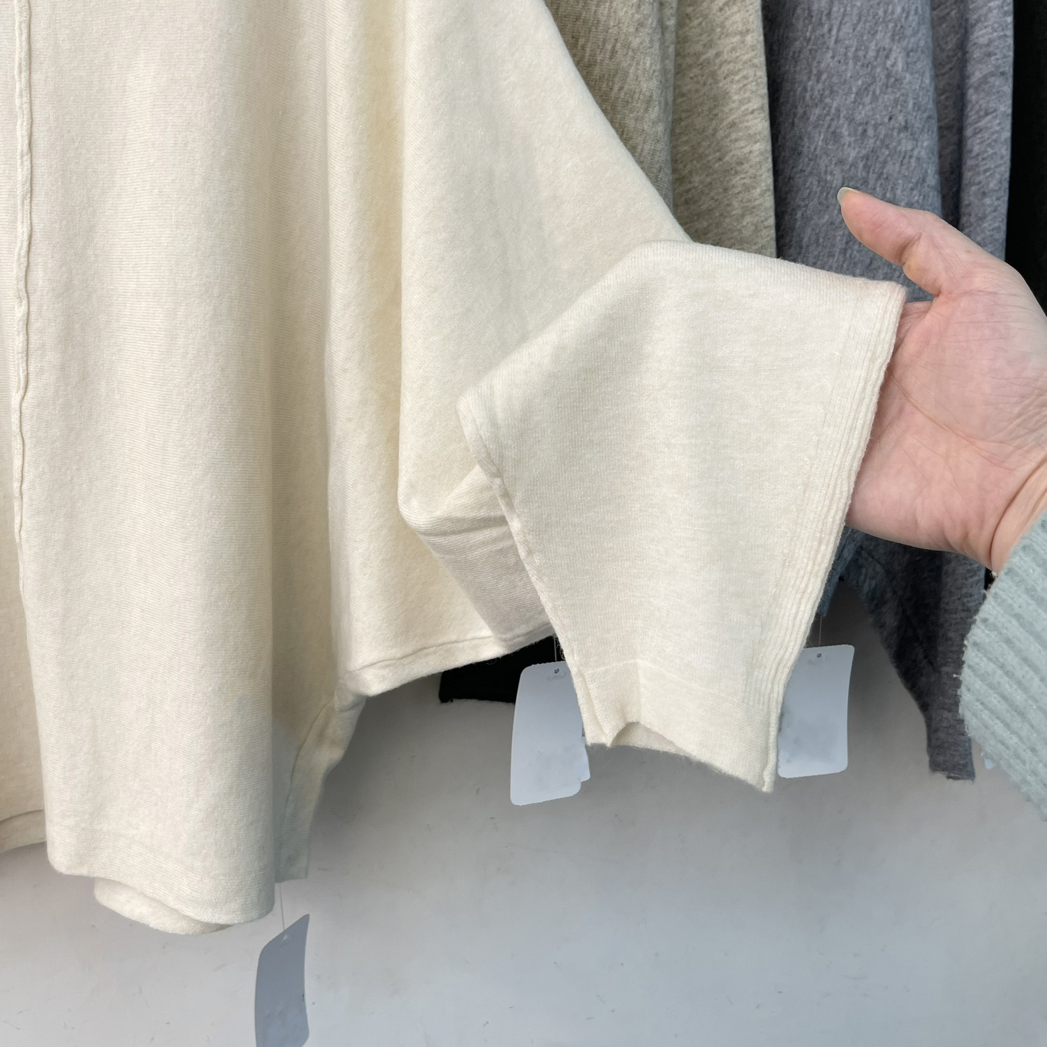 落肩設計蝙蝠袖針織衫