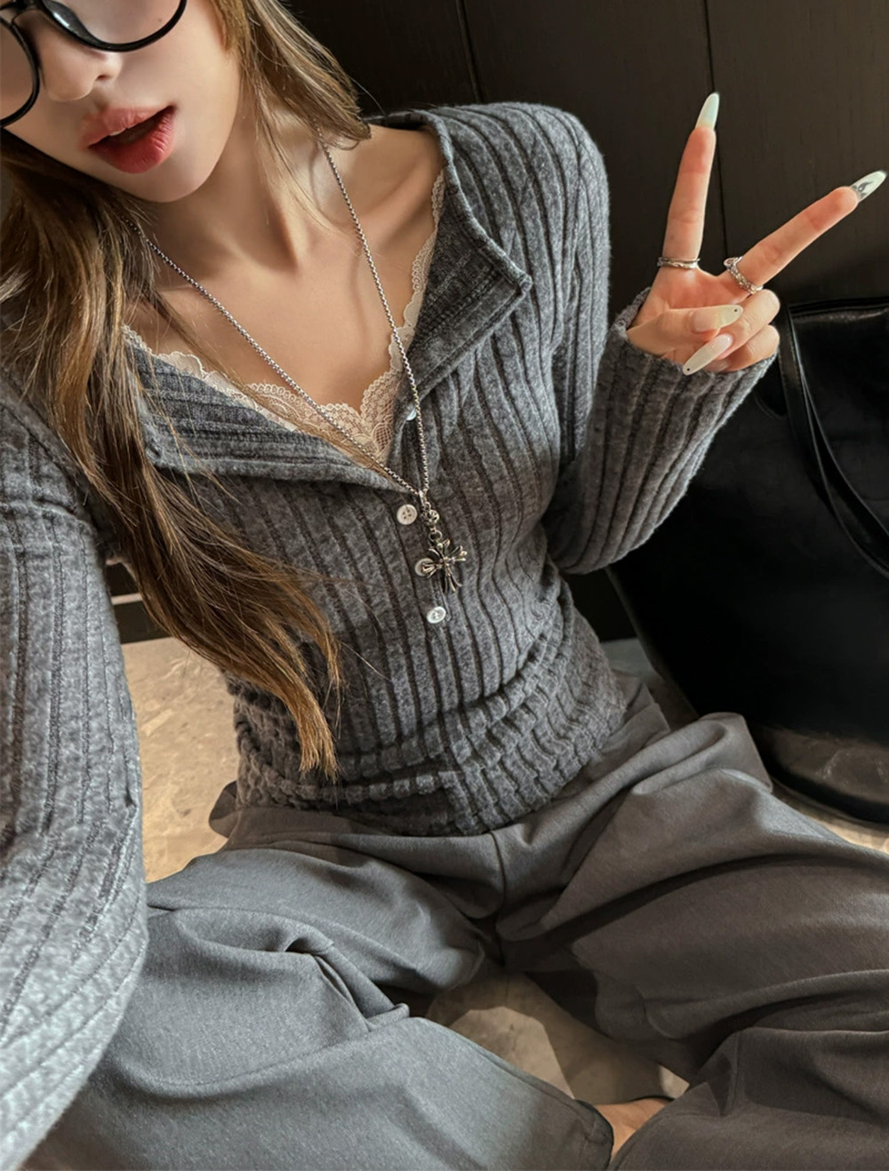 坑條V領蕾絲拼接上衣,evaviva,8C-GR7328,坑條V領蕾絲拼接上衣,領500,999免運