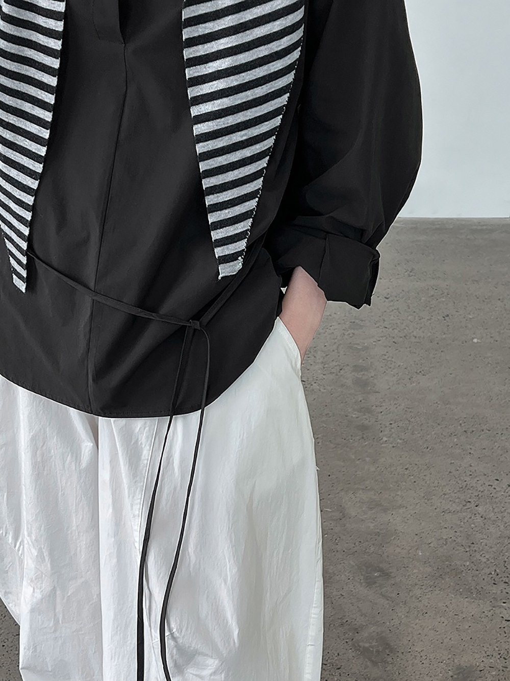 簡約風綁帶收腰款襯衫,evaviva,U2-ZA09198,簡約風綁帶收腰款襯衫,領500,999免運